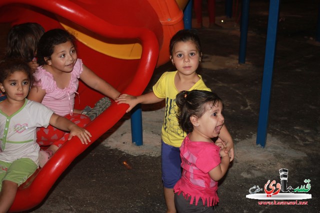 المئات من اولاد كفرقاسم يتمتعون بالالعاب الجديدة في المنتزه قبل رصفه بالبساط الواقي 